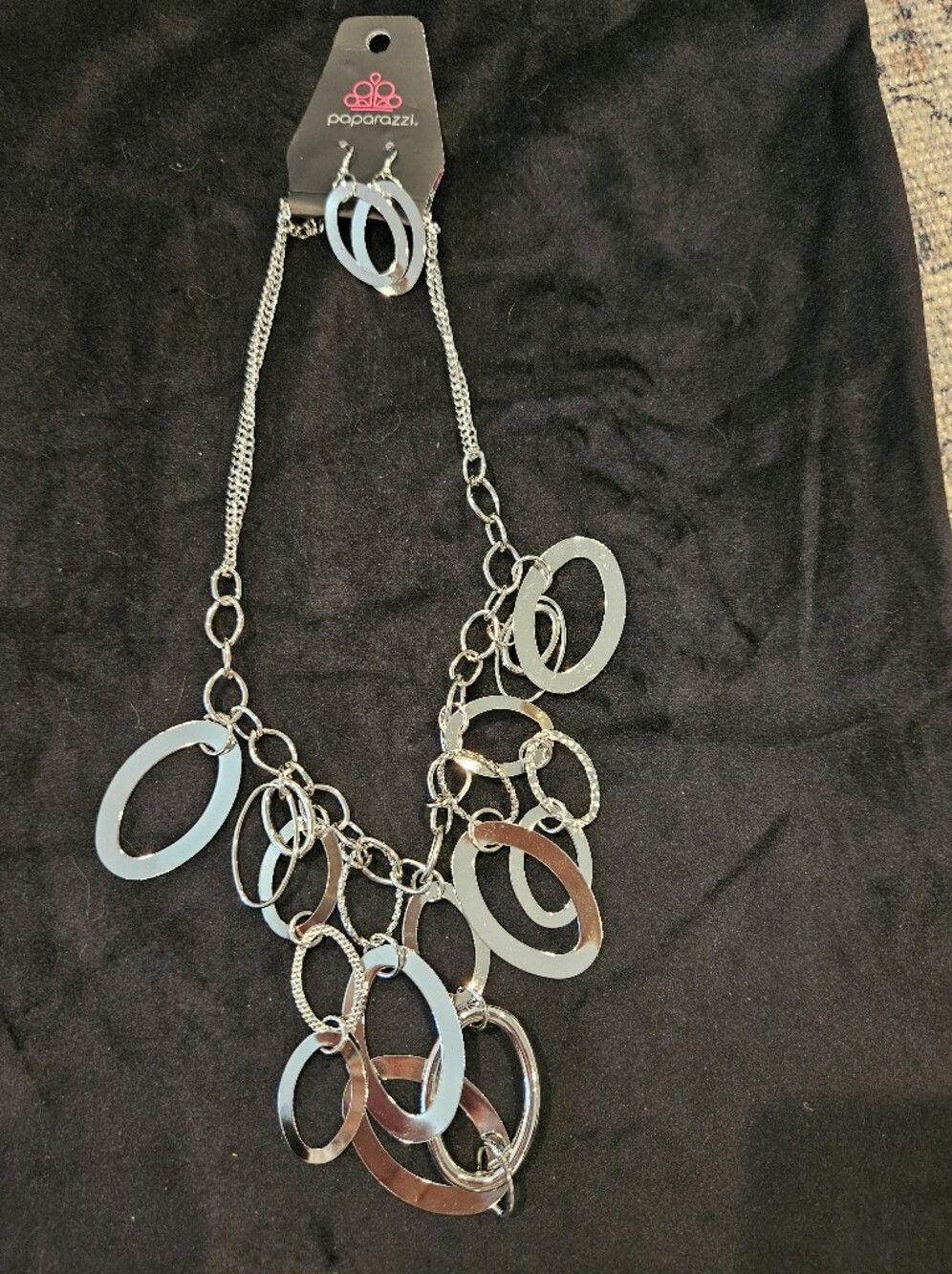 Paparazzi Lip Sync Links Oval Link Necklace Silver .